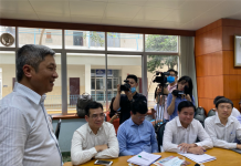 Thứ trưởng Nguyễn Trường Sơn (bên trái) cùng đoàn công tác của Bộ Y tế kiểm tra công tác thu dung, phòng chống dịch nCoV tại TP.HCM. Ảnh: SYT.