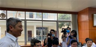 Thứ trưởng Nguyễn Trường Sơn (bên trái) cùng đoàn công tác của Bộ Y tế kiểm tra công tác thu dung, phòng chống dịch nCoV tại TP.HCM. Ảnh: SYT.